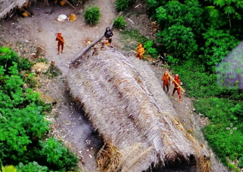 Un gruppo di indigeni nella valle di 